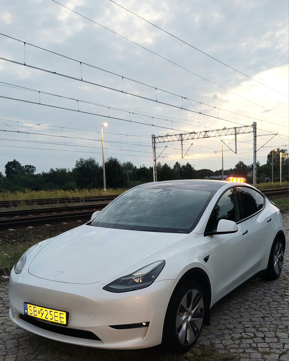 Biała Tesla Model Y Taxi Sławków