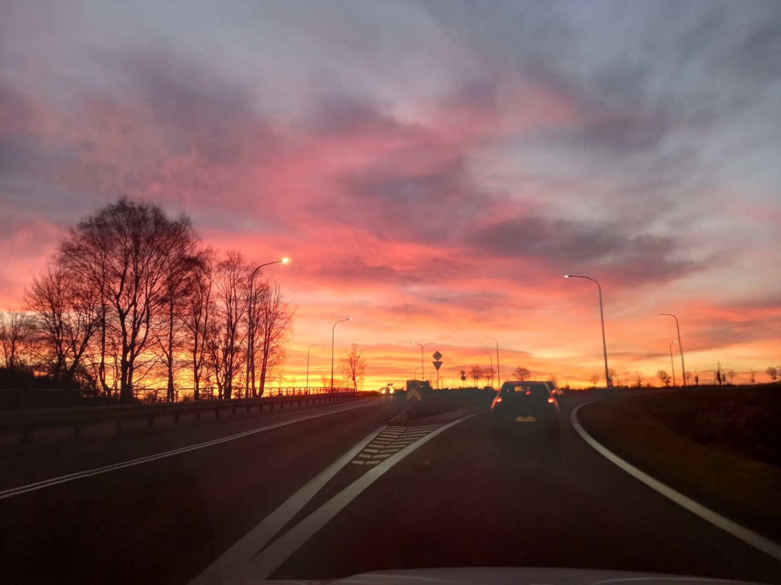 Droga o zachodzie słońca